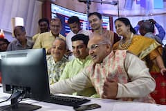 Muhurat Trading: মুহুরত ট্রেডিংয়ে ধনলক্ষ্মীর বর্ষা, আশীর্বাদ পেতে পৌঁছলেন 'সিঙ্ঘম'