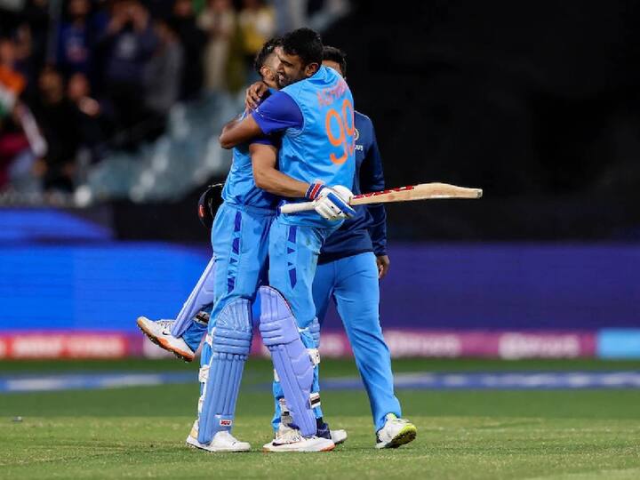 T20 Worldcup 2022: Virat Kohli Praises Ravichandran Ashwin For Staying Calm Under Pressure Against Pakistan Ravichandran Ashwin: అశ్విన్‌కు దిమాగ్ మీద దిమాగ్ ఉంది - ఇస్మార్ట్ శంకర్ ఎలివేషన్లు ఇచ్చిన కోహ్లీ!