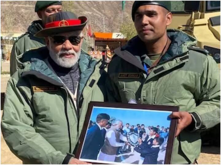 इस दौरान जब एक युवा सैन्य अधिकारी ने 2001 में मोदी के गुजरात का मुख्यमंत्री रहने के दौरान उनके साथ ली गई एक तस्वीर उन्हें भेंट की, तो भावुक पल सामने आया. यह तस्वीर उस वक्त ली गई थी, जब मोदी सैनिक स्कूल गए थे, जहां वह सैनिक पढ़ा करता था. तस्वीर में अमित और एक अन्य छात्र मोदी से शील्ड लेते हुए दिख रहे हैं.