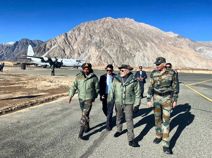 हर साल की तरह इस बार भी प्रधानमंत्री नरेंद्र मोदी ने अपनी दिवाली सेना के जवानों के साथ मनाई. इस बार वे करगिल पहुंचे और सेना के जवानों को मिठाई खिलाकर त्योहार मनाया.
