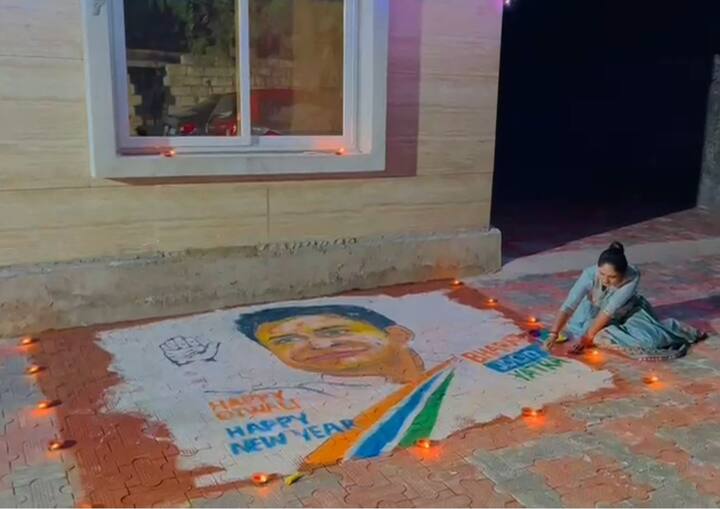 Diwali Rangoli PHOTO: દિવાળીના દિવસે લોકો પોતાના ઘરે રંગાળી બનાવી ઉજવણી કરતા હોય છે. પરંતુ આ વર્ષે ગુજરાતના કોંગ્રેસના નેતાઓએ કઈંક અનોખી રંગોળી બનાવી દિવાળીની ઉજવણી કરી છે.