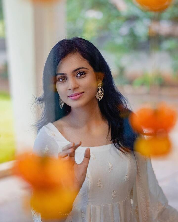புத்தம் புதியதோர் பொண்ணு சிலை ஒன்னு குளிக்குது மஞ்சளிலே