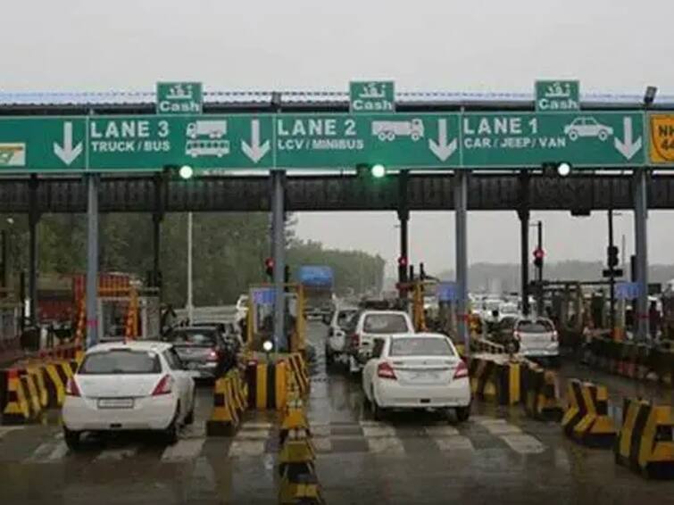 Massive Fight at Toll Plaza in Andhra's Tirupati as TN Students Attack Booth Staff, Clash With Locals ஃபாஸ்ட் டேக் சரியாக வோர்க் செய்யல; ஆந்திர சுங்கச்சாவடியில் தமிழக மாணவர்கள் வாக்குவாதம்