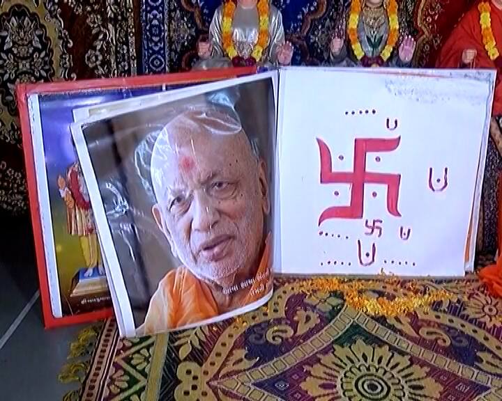 અમદાવાદના મણિનગર કુમકુમ મંદિરમાં આજે છ બાય ત્રણ ફૂટના વિશાળ ચોપડા નું પૂજન કરવામાં આવ્યું