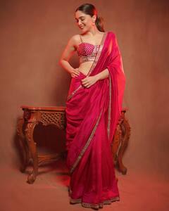 दिवाली पर लाल साड़ी पहन कातिल मुस्कान के साथ Sharvari Wagh ने कुछ इस अंदाज में फैंल को कहा- Happy Diwali