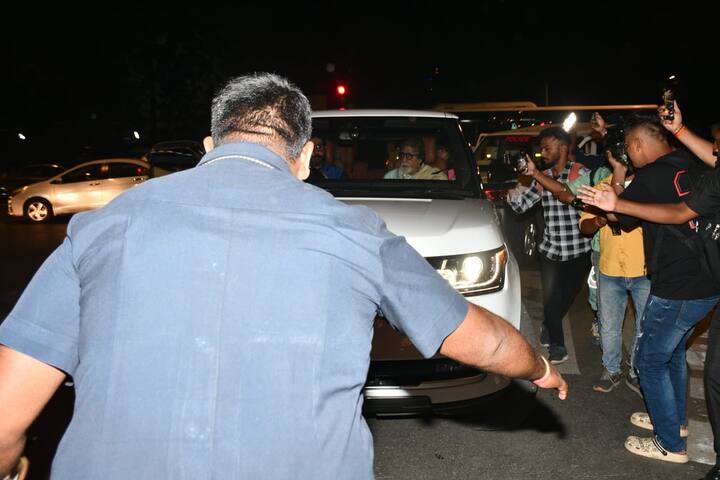 बिग बी के साथ गाड़ी में बेटे अभिषेक बच्चन (Abhishek Bachchan) और बहू ऐश्वर्या राय (Aishwarya Rai) नजर आए.