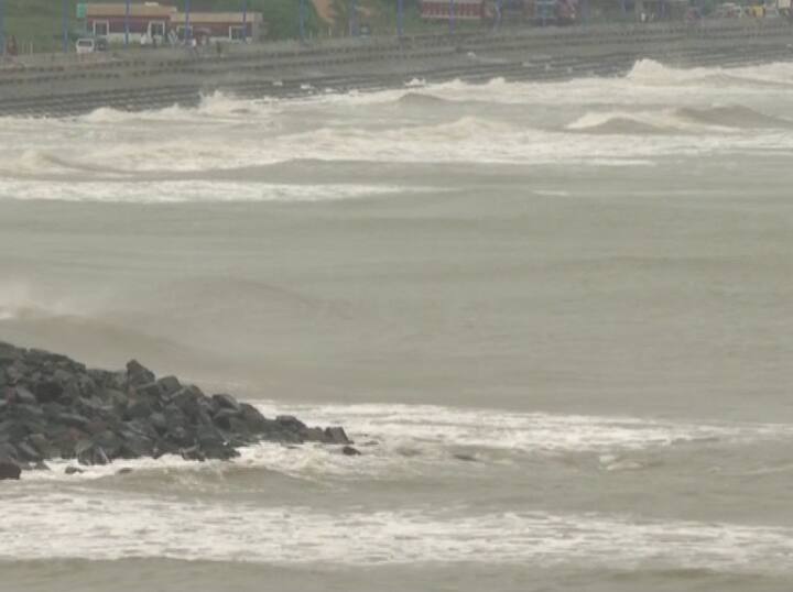 নদীতে খেয়া পারাপার বন্ধ। গোসাবার সাতজেলিয়ায় গাড়াল, বিদ্যাধরী-সহ একাধিক নদীতে জলস্তর বেড়েছে। প্রশাসনের তরফে মাইকে প্রচার করা হচ্ছে।