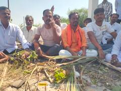 PHOTO: शेतकऱ्यांनी स्मशानभूमीत साजरी केली 'दिवाळी'