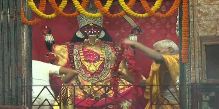 Kolkata News  Devotees throng Thanthaniya Kali Temple  on Kali Puja 2022 Kali Puja 2022: কালীপুজোয় ঠনঠনিয়া কালীমন্দিরে ভক্তের ঢল