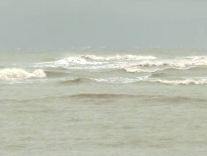 মন্দারমণির দাদনপাত্রবাড়, অরকবনিয়া-সহ বিস্তীর্ণ এলাকায় সমুদ্র বাঁধ না থাকায় তীরবর্তী গ্রামগুলিতে প্লাবনের আশঙ্কা।