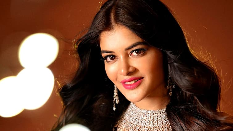 Madhumita Sarcar: Actor Madhumita Sarcar celebrates Diwali, shares photos on social media Madhumita Sarcar: প্রদীপের আলোয়, আকাশরঙা লেহঙ্গায় দীপাবলি উদযাপনে মধুমিতা