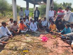 PHOTO: शेतकऱ्यांनी स्मशानभूमीत साजरी केली 'दिवाळी'