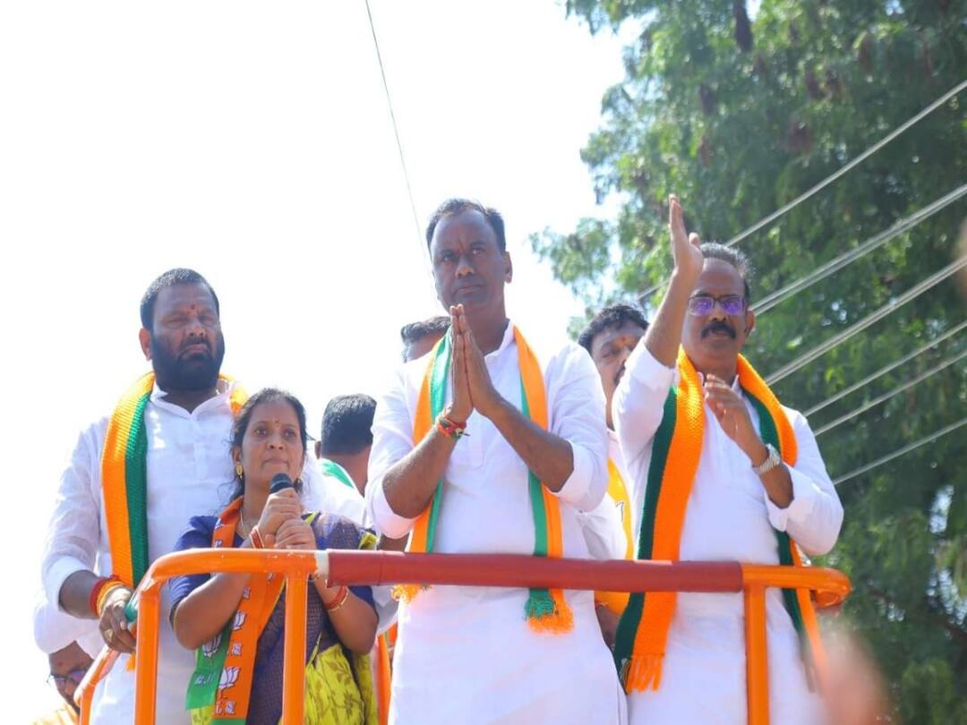 Munugode bypoll congress worker attacked Bjp komatireddy Raj Gopal reddy with slipper Rajgopal Reddy : కోమటిరెడ్డి రాజగోపాల్ రెడ్డిపై చెప్పుతో దాడి, పాల్వాయి స్రవంతి కాన్వాయ్ పై దాడికి రివేంజ్!