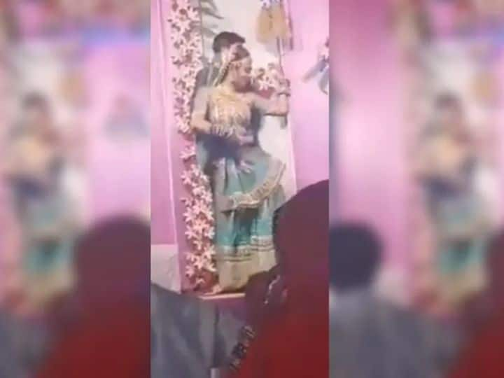 Viral Video marathi news bride perform energetic dance on stage with his groom Viral Video : गाणं वाजताच नवरीचा स्टेजवर भन्नाट आणि बिनधास्त डान्स, नवरा शांतपणे उभा, लोक म्हणाले- कमालीचा आत्मविश्वास..!