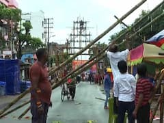 আসছে সিত্রাং, নৈহাটিতে ভেঙে পড়ল কালীপুজোর প্যান্ডেলের গেট