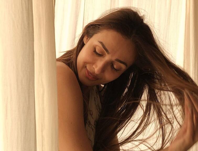 sexy figure photos viral: hot malaika arora wear revealing backless dress Bold Look: હૉટ એક્ટ્રેસ થઇ 49 વર્ષની, દિવાળીના દિવસે જ શેર કરી બેડરૂમમાંથી ખાસ તસવીરો, જુઓ.....