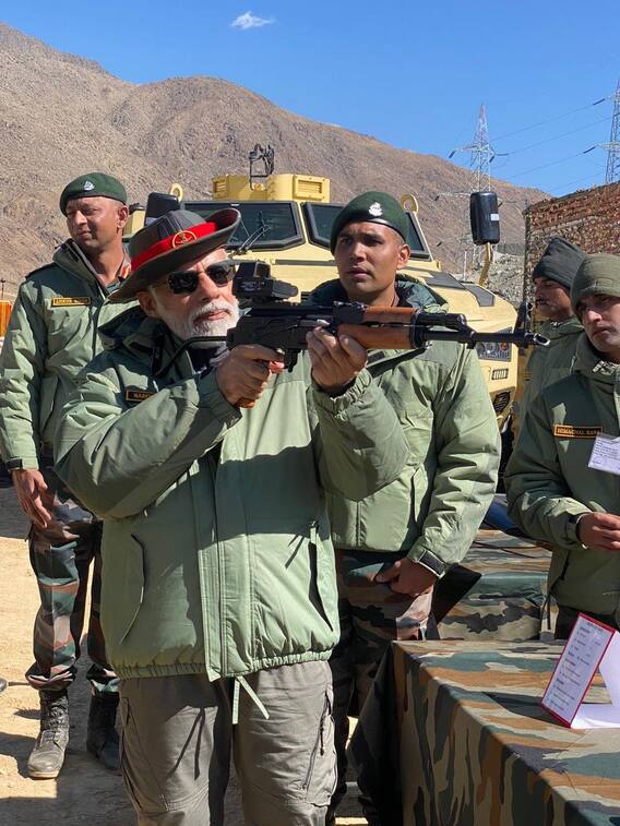 मोदींची भारतीय सेनेच्या जवानांसोबत दिवाळी!