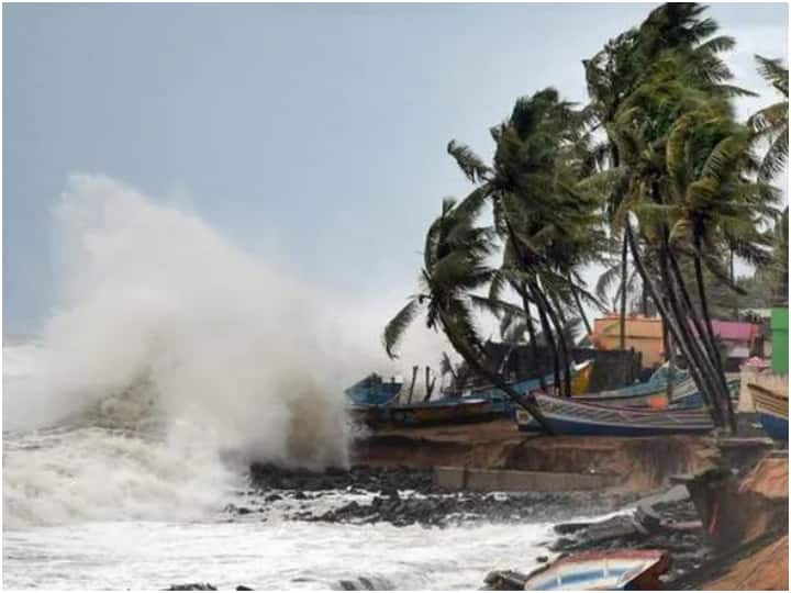 Cyclone Sitrang high alert in West Bengal North eastern states witnessed rainfall today Cyclone Sitrang : सितरंग चक्रीवादळाची तीव्रता वाढली, ईशान्येकडील राज्यांकडे प्रवास सुरू, पश्चिम बंगालमध्ये हाय अलर्ट