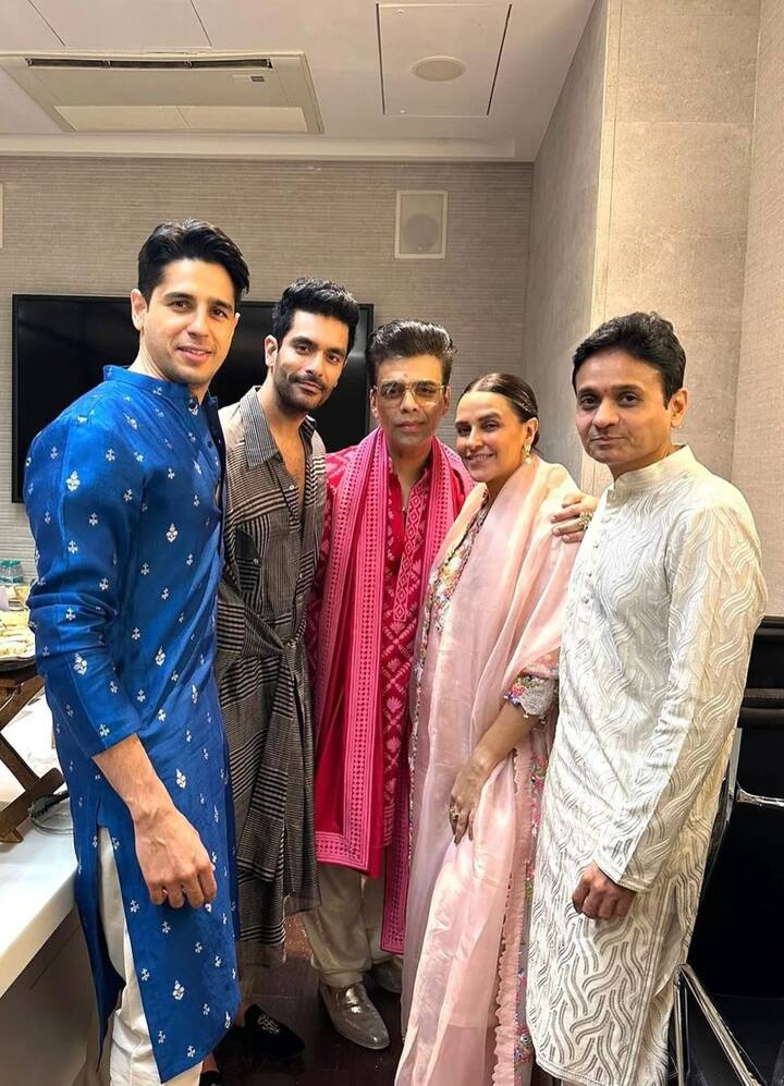 करण जौहर की दिवाली पूजा में कई सितारों ने शिरकत की. इनमें नेहा धूपिया, अंगद बेदी, अनन्या पांडे, चंकी पांडे जैसे कई सेलेब्स शामिल हैं.