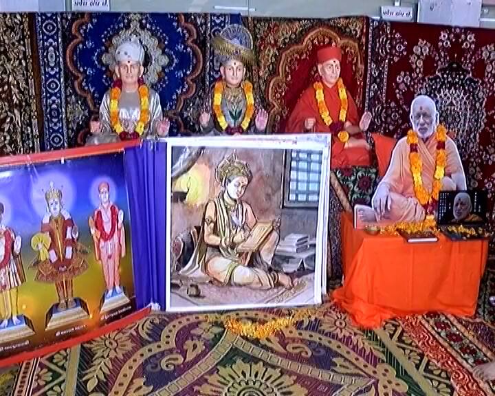 જેના કારણે મા લક્ષ્મી ભક્તો પર ખૂબ જ પ્રસન્ન થાય છે અને ભક્તોને ધન, વૈભવ, સુખ-સમૃદ્ધિ અને સમૃદ્ધિમાં વધારો કરે છે.