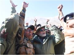 PM Modi Diwali: जवानों को खिलाई मिठाई, साथ में गाया गाना, पीएम मोदी ने कुछ इस तरह करगिल में मनाई दिवाली