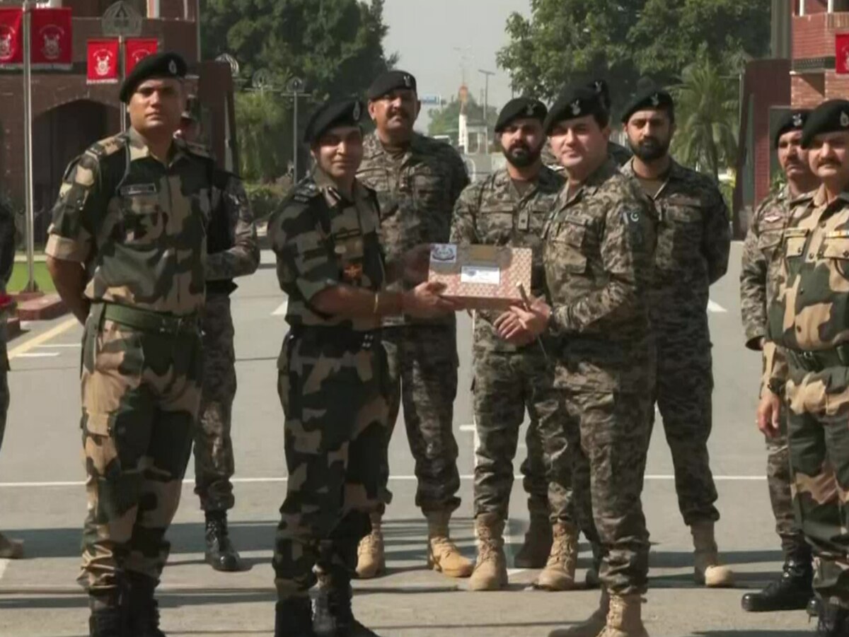 In Pics: BSF Troops Exchange Diwali Sweets With Pakistan Rangers ...