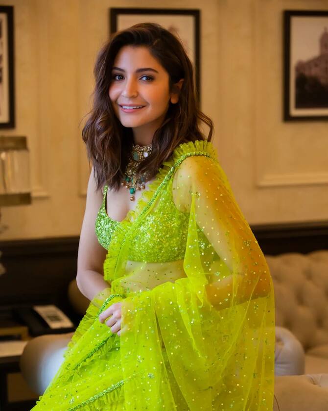 Anushka Sharma Diwali Look Actress Looks Very Glamorus In Green Net Saree |  ग्रीन नेट की साड़ी...गले में प्यारा सा नेकलेस, दिवाली पर बेइंतहा खूबसूरत  लगीं Anushka Sharma, देखें ...