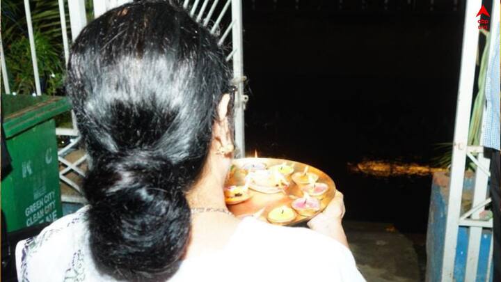 নিজের বাড়ির কালীপুজোয় এদিন কাঁসার থালায় করে প্রদীপ জ্বালিয়ে আরতি করলেন।