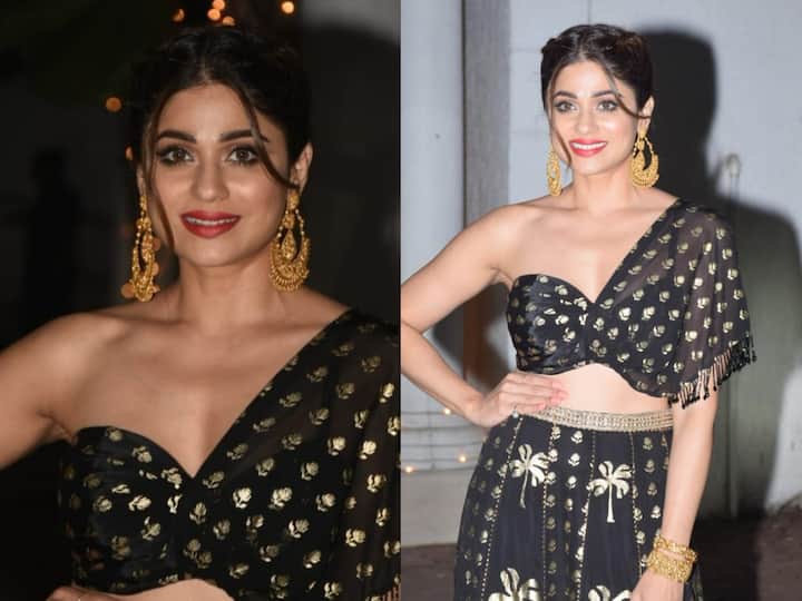 बॉलीवुड में पिछले 2 दिनों में कई दिवाली पार्टियां हुई है, जिनमें कई कलाकारों ने भाग लिया. कई एक्ट्रेस ने ग्लैमरस लुक भी अपना रखा था. इसकी कई तस्वीरें और वीडियो सोशल मीडिया पर वायरल हुई थी. अब एक्ट्रेस शमिता शेट्टी की कुछ तस्वीरें फैंस के बीच छाई हुई हैं.