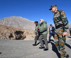 Narendra Modi: আলোর উৎসবের আনন্দ ভাগ, কার্গিলে জওয়ানদের সঙ্গে প্রধানমন্ত্রী