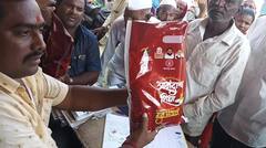 PHOTO: 'आनंदाचा शिधा'तून तेल गायब; दिवाळी कशी साजरी करायची