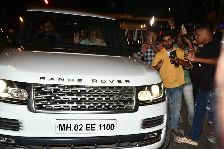 अभिषेक बच्चन खुद कार चलाते हुए बंगले पर पहुंचे, वहीं उनके साथ फ्रंट सीट पर बिग बी बैठे नजर आए.