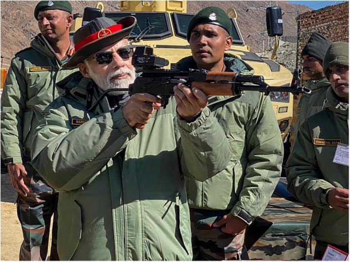 ये फोटो तब का है जब अनिल मेजर नहीं थे और गुजरात के एक सैनिक स्कूल में पढ़ते थे.