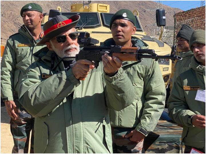 पीएम मोदी ने अपने संबोधन में कहा कि करगिल में भारतीय सेना ने आतंक के फन को कुचला था, ऐसी दिवाली मनी थी कि लोग आज भी याद करते हैं. वहीं उन्होंने यूक्रेन वॉर का भी जिक्र किया. उन्होंने कहा कि जब यूक्रेन में लड़ाई छिड़ी तो हमारा प्यारा तिरंगा भारतीयों के लिए सुरक्षा कवच बना.