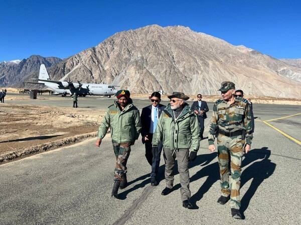 Diwali of PM: pm modi celebrates diwali in kargil in between security personnel since 2014 Diwali: પીએમ મોદીની દિવાળી, જવાનો સાથે દિવાળી મનાવવા કારગીલ પહોંચ્યા પીએમ