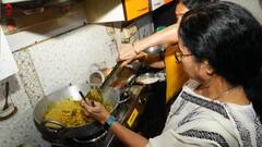 Mamata Banerjee: বাড়ির কালীপুজোয় ভোগ রাঁধলেন মমতা