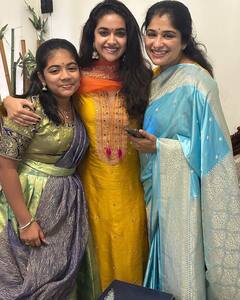 தீபாவளியை கொண்டாடிய தீப ஒளி கீர்த்தி சுரேஷ்!