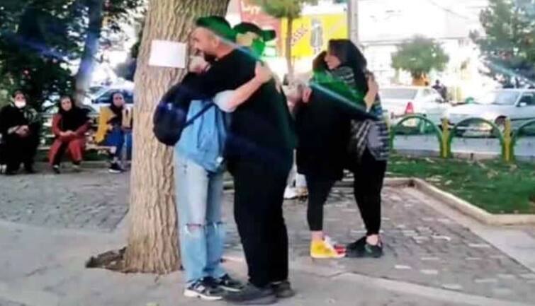 Iranian couple break law by hugging ईरान में विरोध का नायाब तरीका, सड़कों पर पुरुष-महिलाएं मिल रहे गले, इस्लामी कानूनों के तहत है बैन 