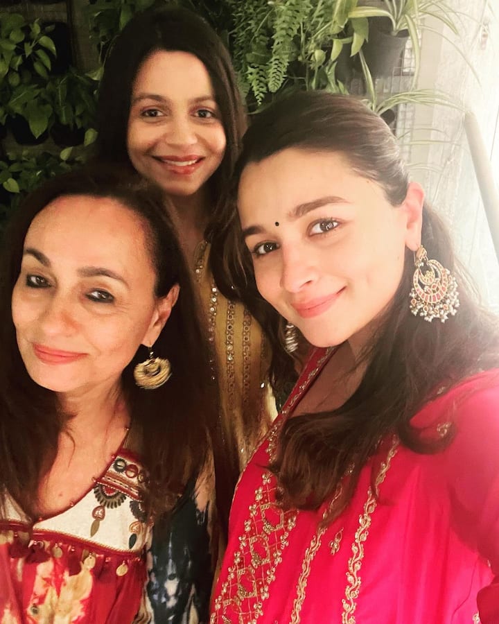 Soni Razdan also posted selfie with her daughters. (Image: Instagram)