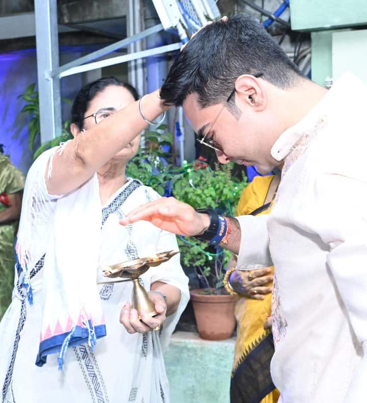আমেরিকায় চোখের অপারেশন সেরেই সদ্যই ফিরেছেন। জানা গিয়েছে এখনও পর্যবেক্ষণেই থাকতে হবে থাকে। চোখে কালো চশমা পড়েই পুজোর সাক্ষী থাকলেন তিনি।