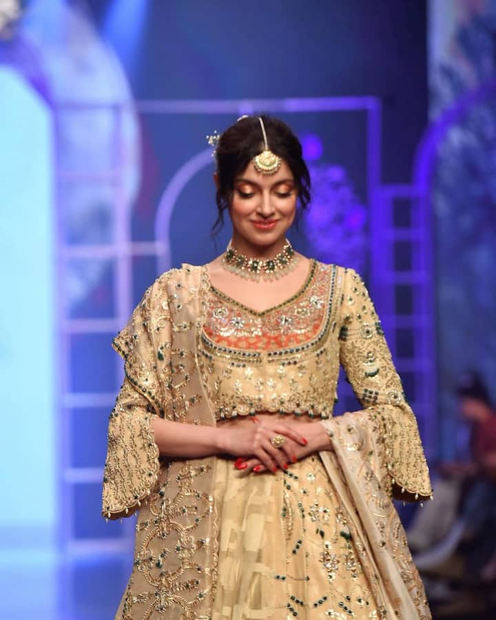 दिव्या खोसला सोशल मीडिया पर काफी एक्टिव रहती हैं और आए दिन अपनी नई-नई फोटो वीडियो शेयर करती रहती हैं.