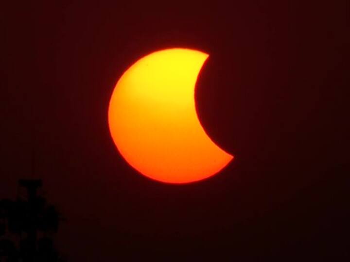 surya grahan 2022 lucknow witnessed partial solar eclipse Surya Grahan 2022: लखनऊ में भी दिखा साल का आखिरी सूर्य ग्रहण, आसमान में कटा नजर आया सूरज