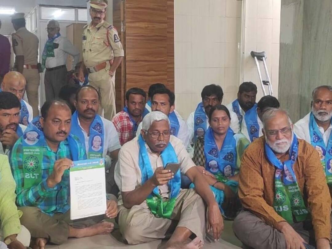 Kodandaram : ఎన్నికల ప్రధానాధికారి కార్యాలయం ముందు కోదండరాం ధర్నా - ఎందుకంటే? Kodandaram expressed anger that no action is being taken against the election irregularities taking place in Munugodu. Kodandaram : ఎన్నికల ప్రధానాధికారి కార్యాలయం ముందు కోదండరాం ధర్నా - ఎందుకంటే?