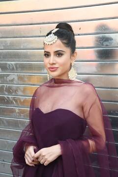 मांग में टीका...कानों में झूमके, उर्फी जावेद के इस सादगी भरे अंदाज़ पर आप भी हार बैठेंगे अपना दिल