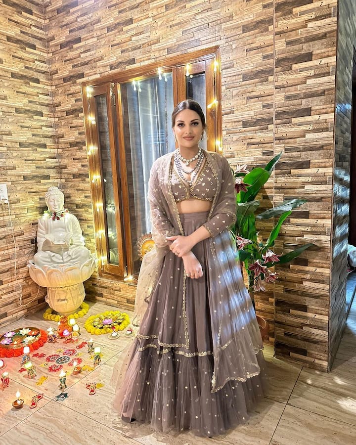 इस तस्वीर में हिमांशी घर के सजाए हुए हिस्से में पोज देती हुई काफी सुंदर लग रही हैं. एक्ट्रेस के फैंस भी उनकी तस्वीरों को काफी पसंद कर रहे हैं.