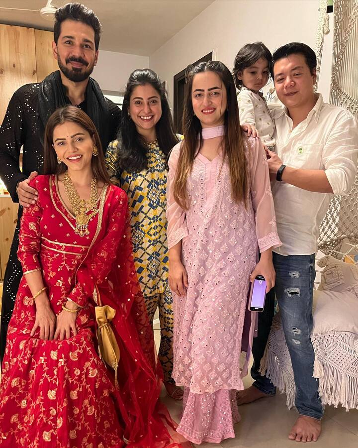 ਇਸ ਦੌਰਾਨ ਅਭਿਨਵ ਬਲੈਕ ਕਲਰ ਦੇ ਕੁੜਤੇ 'ਚ ਨਜ਼ਰ ਆਏ। ਜਿਸ 'ਚ ਉਹ ਬੇਹੱਦ ਖੂਬਸੂਰਤ ਅਤੇ ਡੈਸ਼ਿੰਗ ਨਜ਼ਰ ਆ ਰਹੀ ਹੈ। ਤੁਹਾਨੂੰ ਦੱਸ ਦੇਈਏ ਕਿ ਰੁਬੀਨਾ ਦੀਆਂ ਇਨ੍ਹਾਂ ਤਸਵੀਰਾਂ ਨੂੰ ਪ੍ਰਸ਼ੰਸਕ ਵੀ ਕਾਫੀ ਪਸੰਦ ਕਰ ਰਹੇ ਹਨ।