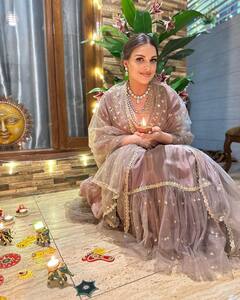 Himanshi Khurana Pics: दिवाली पर डीपनेक ब्लाउज और लहंगे में हिमांशी खुराना का दिखा खूबसूरत अंदाज, तस्वीरें देख आप भी करेंगे तारीफ