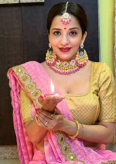 In Pics: 'ही नटली थटली जशी उमटली चांदणी रंगमहाली'; मोनालिसाची खास दिवाळी