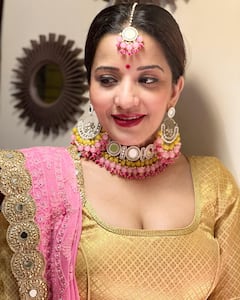 Diwali 2022: नौलखा हार पहने दिवाली पर सजी-धजी नजर आईं Monalisa, पति विक्रांत पर यूं लुटाया प्यार