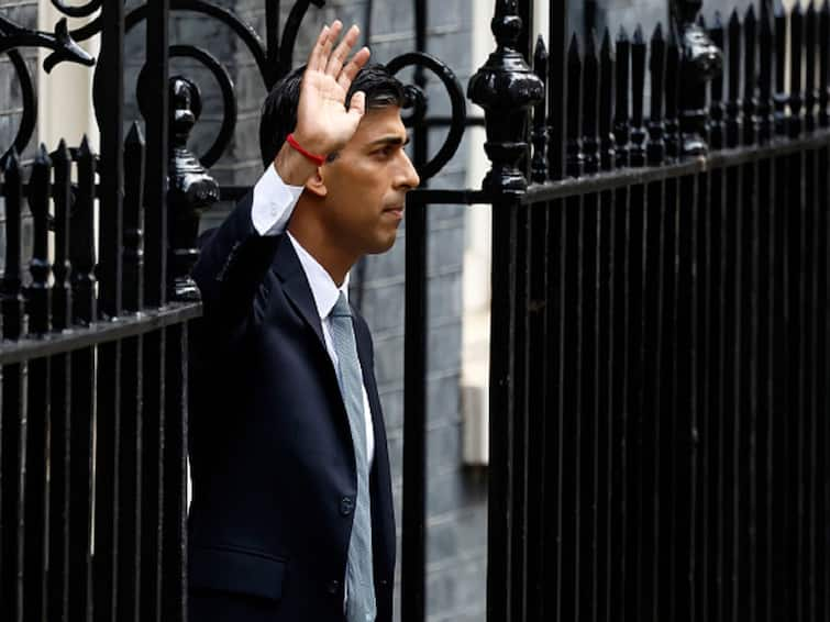 Rishi Sunak Wears Sacred Hindu Thread During His First Address As UK Prime Minister Rishi Sunak Wears Sacred Hindu Thread During His First Address As UK Prime Minister